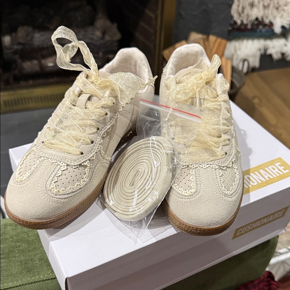 Cushionaire Women's Cream Lace Sneakers